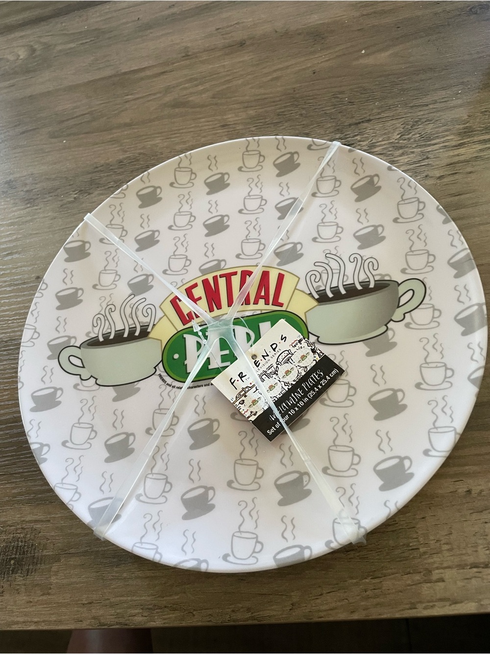 Warner Bros “FRIENDS CENTRAL PERK” Set of 4 printed melamine dinner plates 10”
